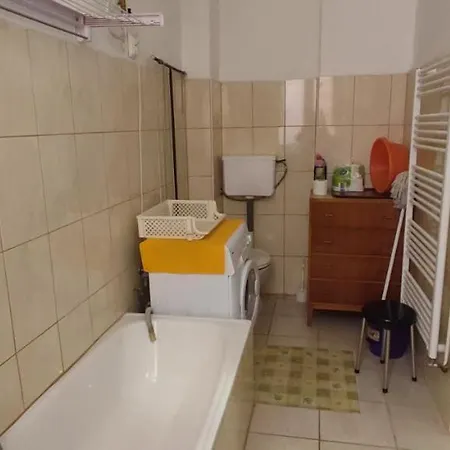 Julia Apartman. * Budapešť